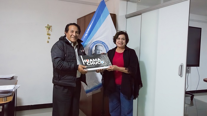 Entrega de libros a instituciones públicas