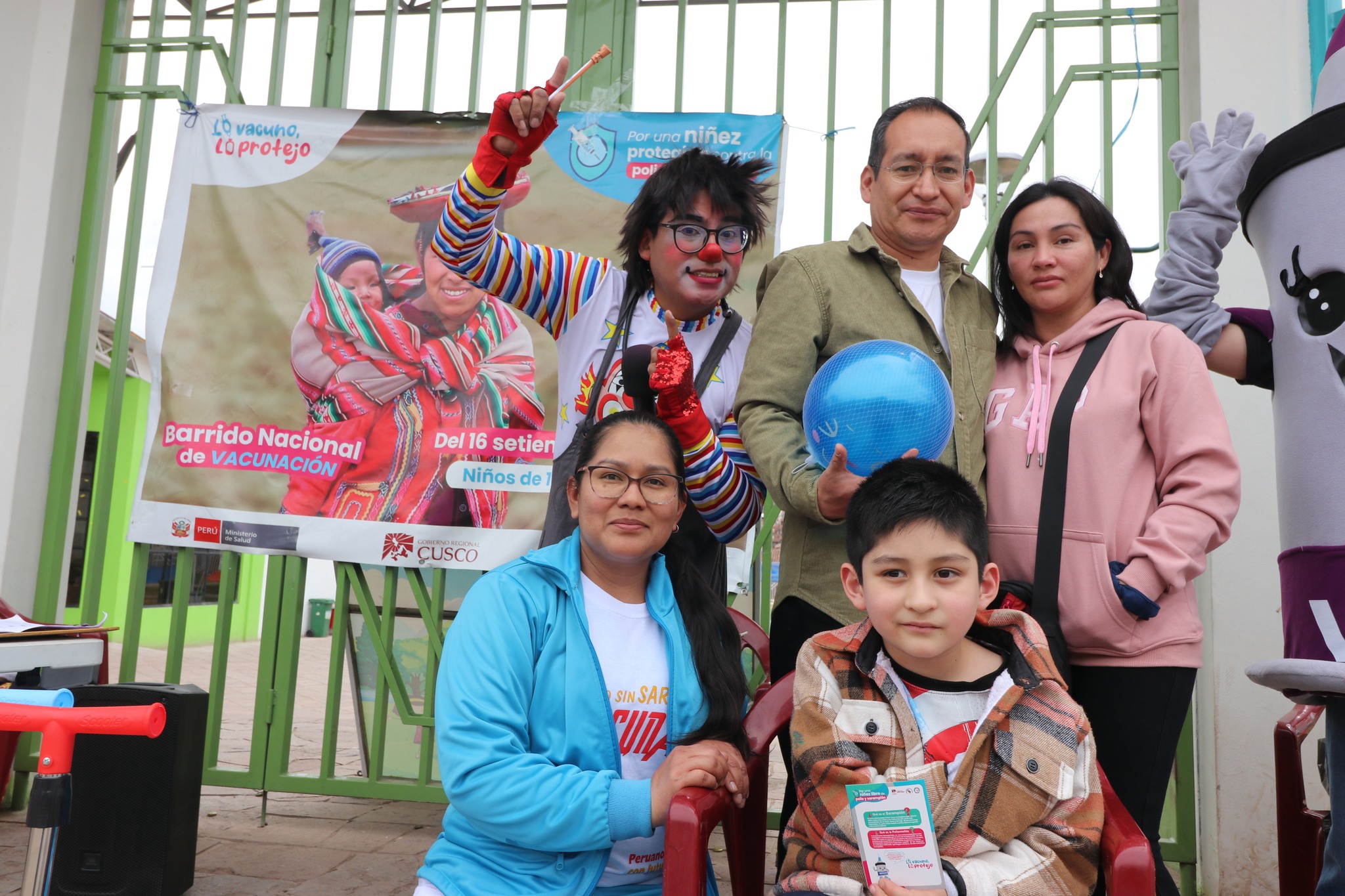 Ante la alerta y el riesgo de reintroducción del sarampión en el país, el Gobierno Regional Cusco mediante la Gerencia Regional de Salud, amplió la jornada de vacunación contra la poliomielitis y el sarampión hasta el 30 de noviembre, priorizando la inmunización de niños y niñas menores de 7 años.