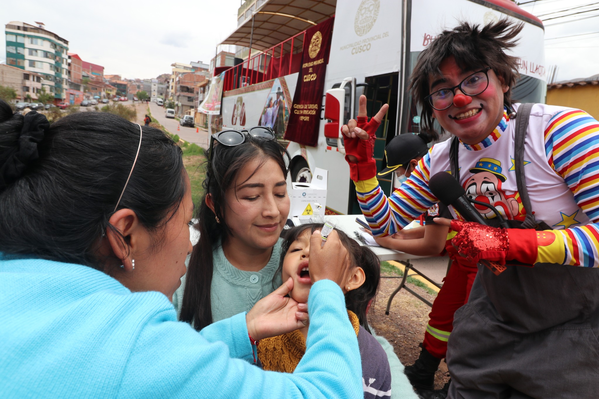 Ante la alerta y el riesgo de reintroducción del sarampión en el país, el Gobierno Regional Cusco mediante la Gerencia Regional de Salud, amplió la jornada de vacunación contra la poliomielitis y el sarampión hasta el 30 de noviembre, priorizando la inmunización de niños y niñas menores de 7 años.