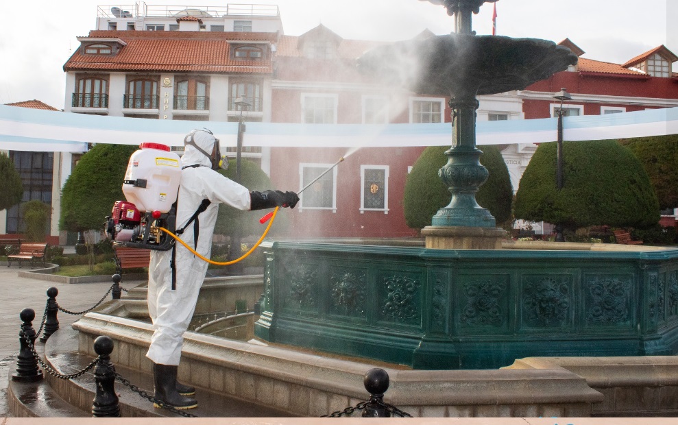 Municipalidad de Puno refuerza salud pública con fumigación en el Parque Pino y Plaza Mayor