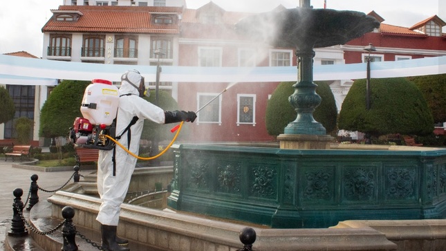 Municipalidad de Puno refuerza salud pública con fumigación en el Parque Pino y Plaza Mayor