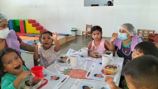 Pequeños usuarios de Qali Warma en educunas de Tumbes comen sus alimentos