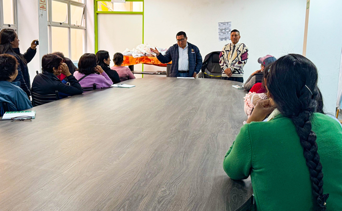 Con gran éxito se inició el curso-taller de tejido en palitos con más de 90 participantes