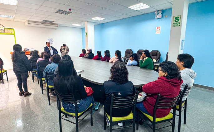 Con gran éxito se inició el curso-taller de tejido en palitos con más de 90 participantes