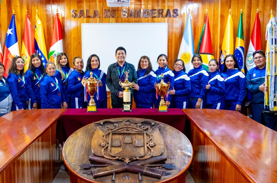 Municipalidad de Puno se corona como campeon en los "Juegos deportivos laborales 2024" en vóley damas, futsal damas y varones