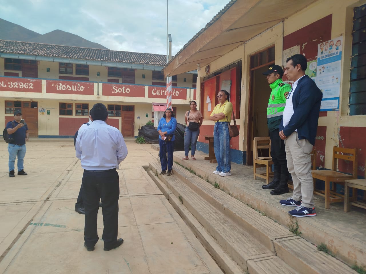 Equipos participaron en mesas de trabajo, además supervisaron despliegue de maquinaria pesada, para recuperar la infraestructura educativa y asegurar el retorno seguro a clases.