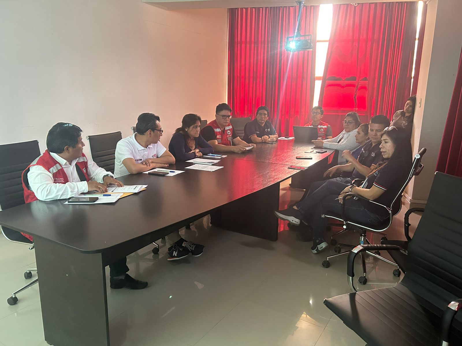Equipos participaron en mesas de trabajo, además supervisaron despliegue de maquinaria pesada, para recuperar la infraestructura educativa y asegurar el retorno seguro a clases.
