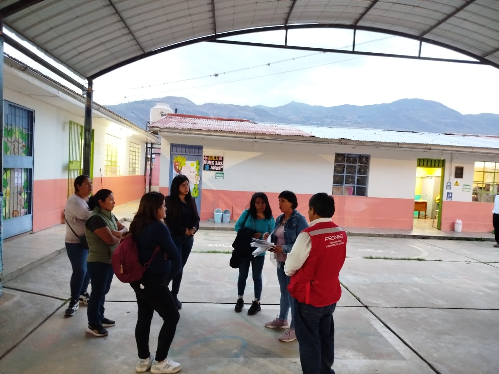 Equipos participaron en mesas de trabajo, además supervisaron despliegue de maquinaria pesada, para recuperar la infraestructura educativa y asegurar el retorno seguro a clases.