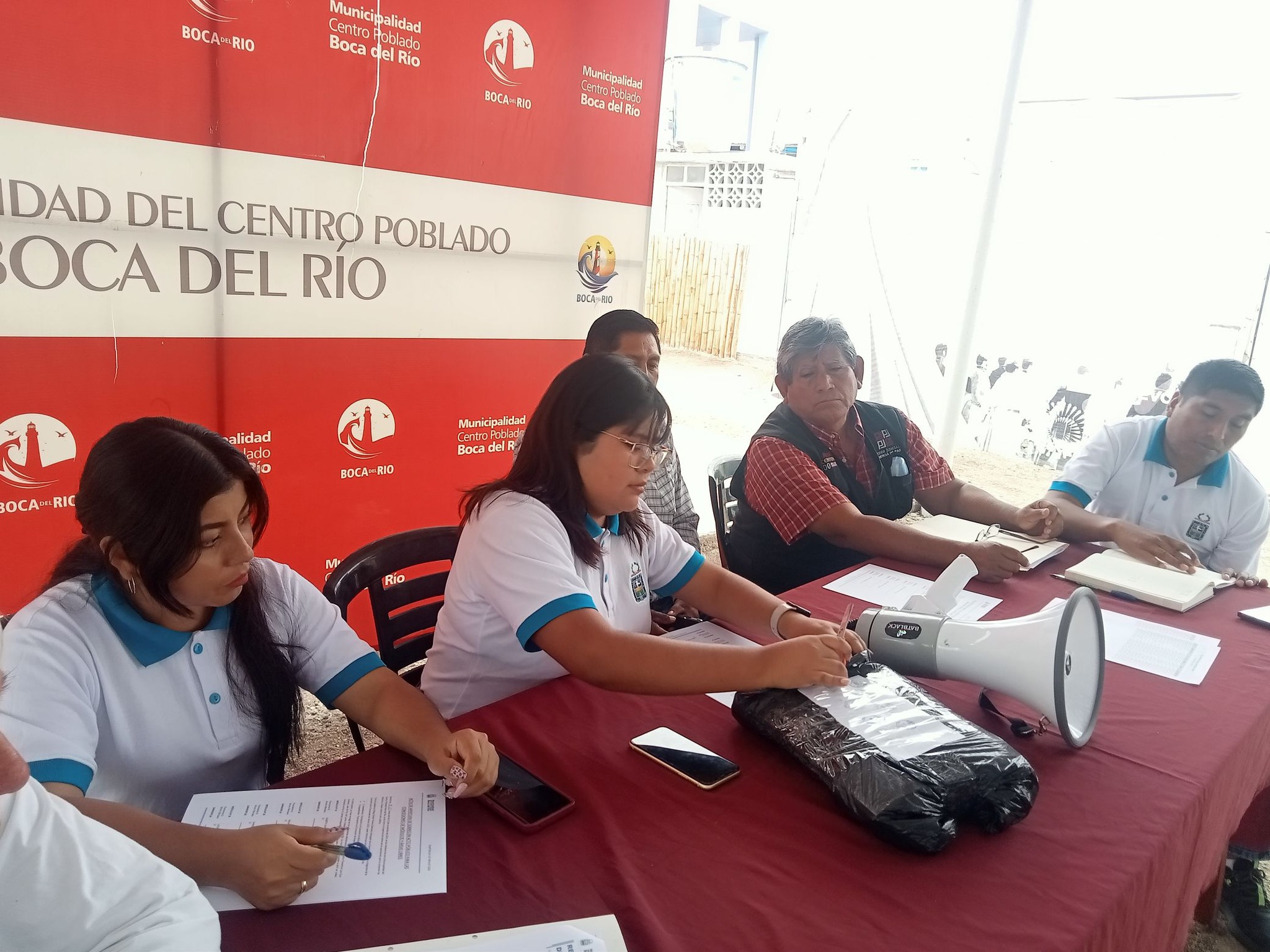 imagen que muestra la apertura de sobres en la comuna de la Municipalidad del CP Boca del Rio