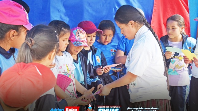 💠𝗖𝗢𝗡𝗠𝗘𝗠𝗢𝗥𝗔𝗡𝗗𝗢 𝗘𝗟 𝗗𝗜́𝗔 𝗡𝗔𝗖𝗜𝗢𝗡𝗔𝗟 𝗗𝗘 𝗟𝗔 𝗣𝗘𝗥𝗦𝗢𝗡𝗔 𝗖𝗢𝗡 𝗗𝗜𝗦𝗖𝗔𝗣𝗔𝗖𝗜𝗗𝗔𝗗
El ´Día Nacional de la Persona con Discapacidad` fue una ocasión para reflexionar sobre la importancia de la inclusión y el respeto por los derechos de todas las personas. En ese contexto, la Unidad de Gestión Educativa Local (UGEL) Sihuas llevó a cabo una emotiva campaña de sensibilización que comenzó con un pasacalle interinstitucional y culminó en un informativo túnel, donde se promovieron valores de inclusión.
La Ley Nº 29973 establece un marco fundamental para garantizar el acceso a salud, educación, trabajo y accesibilidad, promoviendo así una vida digna y plena. Desde la Municipalidad Provincial de Sihuas, reafirmamos nuestro compromiso de apoyar un entorno más inclusivo y solidario. Por ello, te invitamos a informarte, utilizar las terminologías correctas y promover la inclusión en cada espacio que ocupes.
🤝 𝑷𝒐𝒓 𝒖𝒏 𝑷𝒆𝒓𝒖́ 𝒊𝒏𝒄𝒍𝒖𝒔𝒊𝒗𝒐: ¡𝑫𝒆𝒓𝒆𝒄𝒉𝒐𝒔 𝒑𝒂𝒓𝒂 𝒕𝒐𝒅𝒐𝒔!
Además, recordemos que hace algunos meses, la Municipalidad firmó un Convenio Marco de Cooperación Interinstitucional con la UGEL Sihuas, marcando el inicio de un proyecto fundamental: la creación y operación de un Centro de Educación Básica Especial (CEBE), que ya se encuentra en proceso de gestión ante la Dirección Regional de Educación Ancash.
Este convenio no solo representa un acuerdo administrativo, sino una promesa de esperanza para las familias que han luchado por años para asegurar una educación adecuada para sus hijos con discapacidad.
