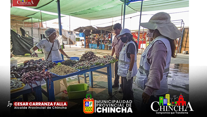 En esta época tan especial, te invitamos a elegir pescado fresco y de confianza en El Mercado de Pescadores, aprobado y autorizado por nuestra municipalidad. Aquí, cada compra está respaldada por estrictos controles de calidad e higiene, asegurando que tu familia disfrute de alimentos saludables y deliciosos.
Nuestro compromiso no se detiene ahí. Acompañamos al personal de control en los mercados para supervisar de cerca el estado en el que los comerciantes informales venden productos cárnicos, garantizando así tu tranquilidad y bienestar.