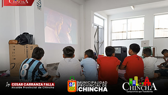 🔰La Municipalidad Provinvial de Chincha a través de la Demuna Provincial, realizó un "Diverticine Psicológico" en el polideportivo de Tupac Amaru Zona "B", donde participaron niños y niñas de dicho sector.
Esta actividad tiene como finalidad reducir y erradicar las conductas violentas por parte de los niños y adolescentes, para que de esta forma puedan aprender a controlar sus emociones y resolver los problemas de manera asertiva.
