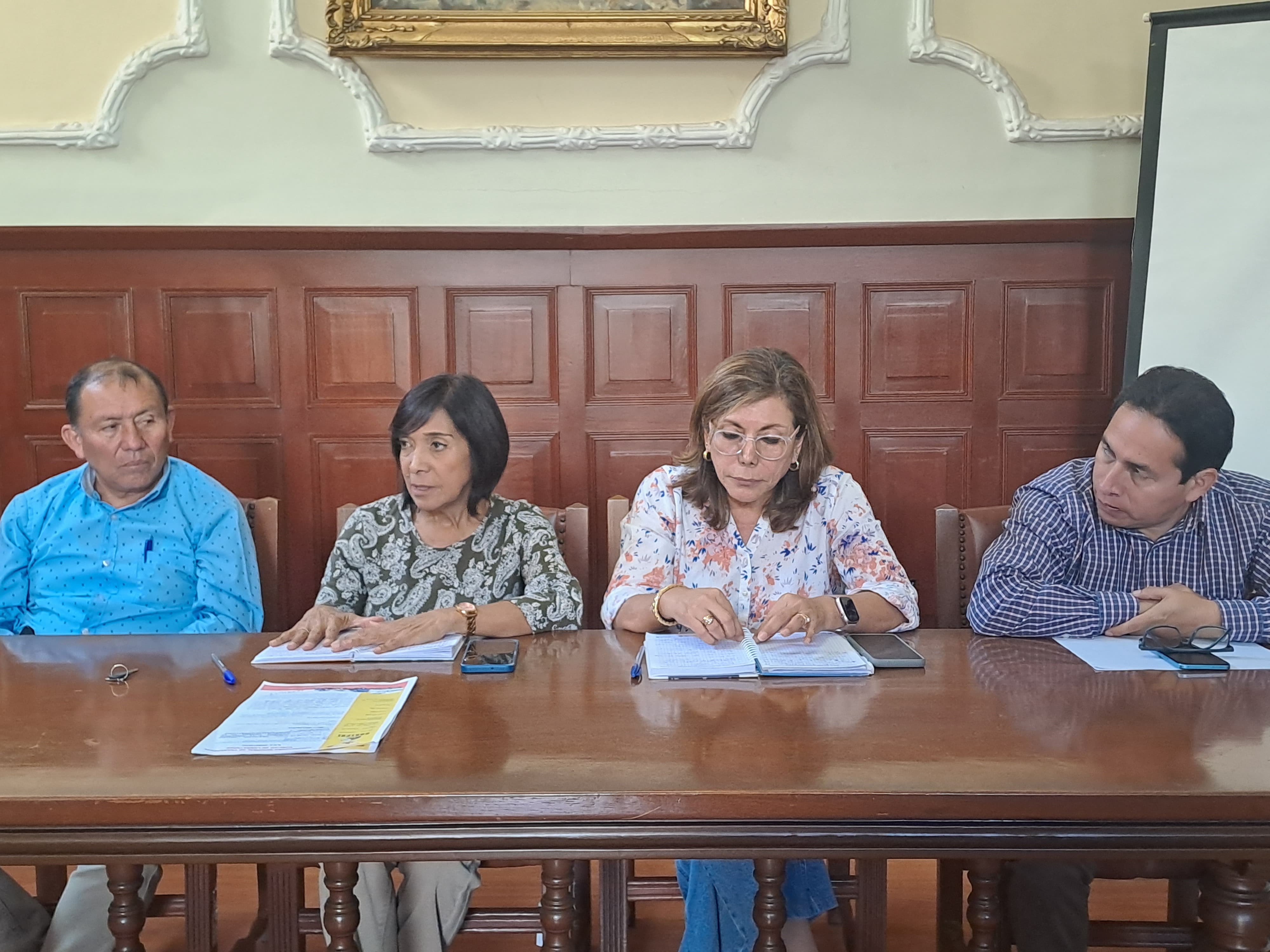 alcaldesa con funcionarios del área transportes de la MPCh