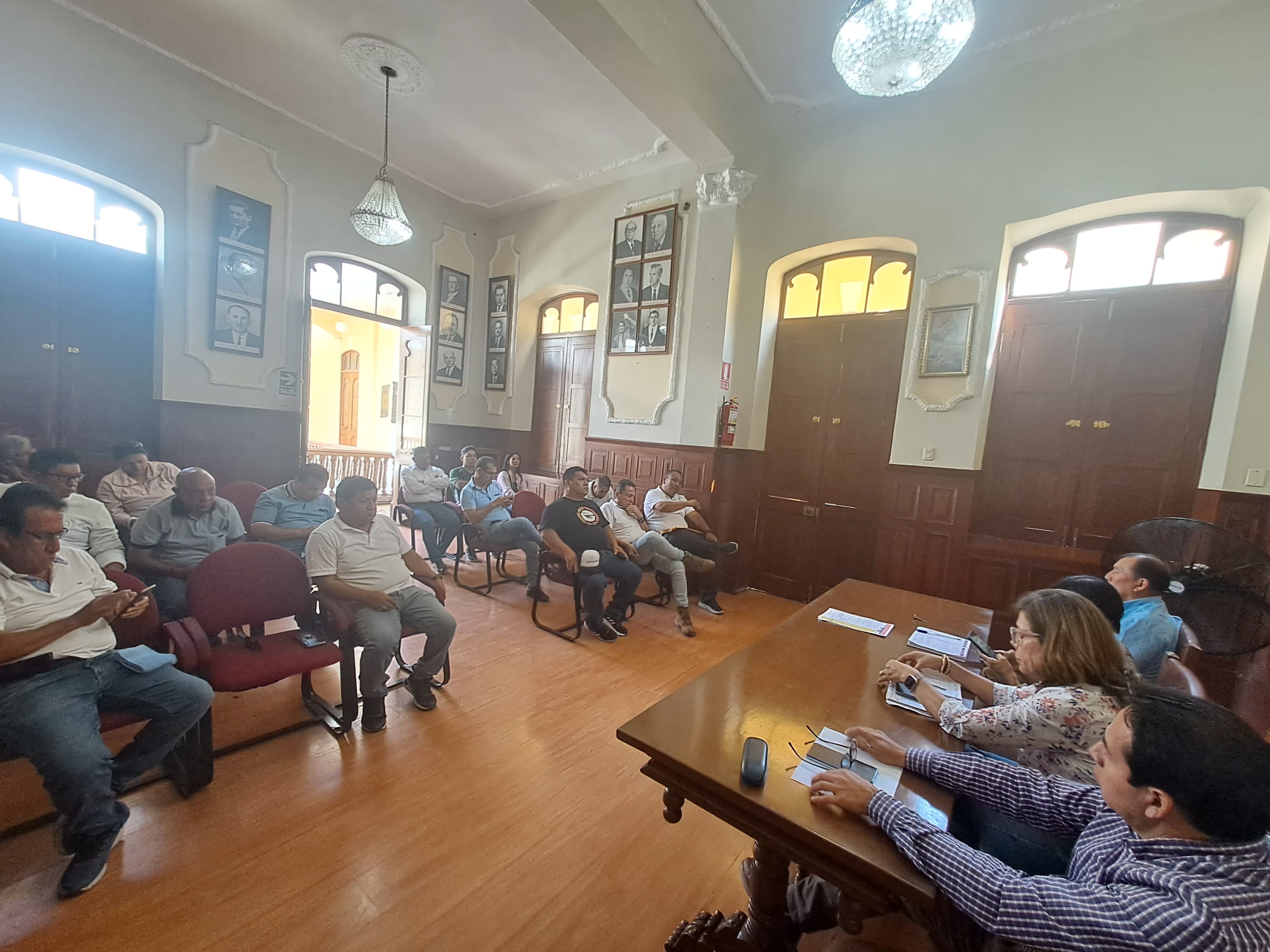 alcaldesa con funcionarios del área transportes de la MPCh 2