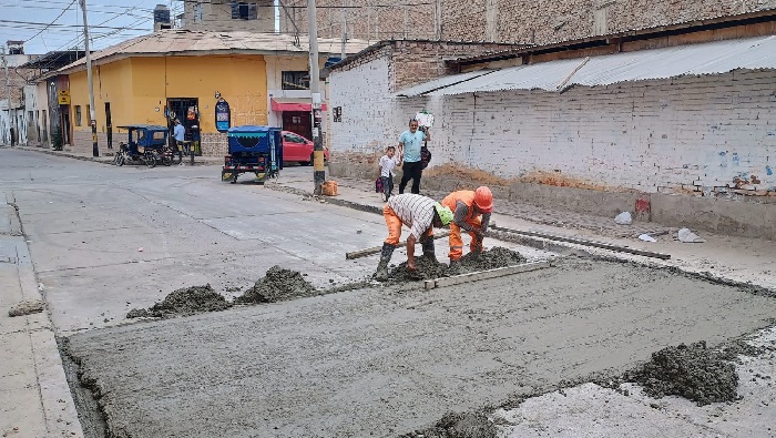 Ejecutan labores en calles cercanas a colegios