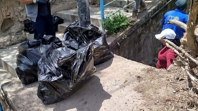 💠 ¡𝗙𝗔𝗘𝗡𝗔 𝗗𝗘 𝗟𝗜𝗠𝗣𝗜𝗘𝗭𝗔!
Trabajadores de la Municipalidad Provincial de Sihuas realizaron la faena de limpieza, en los diferentes puntos del sector urbano del distrito de Sihuas. 
Por otro lado, se exhorta a la población sihuasina en el cuidado de sus calles, parques, ríos y puentes. Sobre todo, sacar los residuos sólidos (basura) respetando el horario del camión compactador (no antes, ni después). 
------------------------------------------------------
📣🚨‼️𝙍𝙀𝘾𝙐𝙀𝙍𝘿𝘼‼️🚨
🔹𝗖𝘂𝗮𝗻𝗱𝗼 𝗲𝘃𝗶𝘁𝗮𝘀 𝗱𝗲 𝗮𝗿𝗿𝗼𝗷𝗮𝗿 𝗹𝗼𝘀 𝗱𝗲𝘀𝗽𝗲𝗿𝗱𝗶𝗰𝗶𝗼𝘀 𝗲𝗻 𝗹𝗮𝘀 𝗰𝗮𝗹𝗹𝗲𝘀 𝘆 𝗿𝗶́𝗼𝘀, 𝘆 𝘀𝗮𝗰𝗮𝘀 𝘁𝘂 𝗯𝗮𝘀𝘂𝗿𝗮 𝗲𝗻 𝗲𝗹 𝗺𝗼𝗺𝗲𝗻𝘁𝗼 𝗾𝘂𝗲 𝗽𝗮𝘀𝗮 𝗲𝗹 𝗰𝗮𝗺𝗶𝗼́𝗻 𝗿𝗲𝗰𝗼𝗹𝗲𝗰𝘁𝗼𝗿, 𝗲𝘀𝘁𝗮́𝘀 𝗳𝗼𝗺𝗲𝗻𝘁𝗮𝗻𝗱𝗼 𝘂𝗻 𝗰𝗮𝗺𝗯𝗶𝗼 𝗲𝗻 𝘁𝘂 𝗽𝗿𝗼𝘃𝗶𝗻𝗰𝗶𝗮.
📣¡𝙂𝙚𝙣𝙚𝙧𝙚𝙢𝙤𝙨 𝙪𝙣𝙖 𝙘𝙞𝙪𝙙𝙖𝙙 𝙡𝙞𝙢𝙥𝙞𝙖 𝙮 𝙤𝙧𝙙𝙚𝙣𝙖𝙙𝙖!
