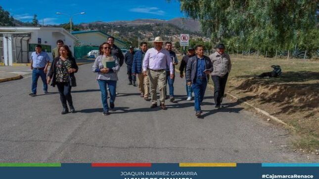 👂¡𝐕𝐞𝐜𝐢𝐧𝐨𝐬 𝐞𝐬𝐜𝐮𝐜𝐡𝐚𝐝𝐨𝐬 𝐲 𝐬𝐨𝐥𝐮𝐜𝐢𝐨𝐧𝐞𝐬 𝐞𝐧 𝐜𝐚𝐦𝐢𝐧𝐨! 
El alcalde provincial de Cajamarca, Joaquin Ramírez, junto a su equipo de funcionarios, se reunió con los vecinos de la urbanización Los Eucaliptos para escuchar de primera mano las preocupaciones de la población. 
🚘El caos vehicular y el desorden del comercio ambulatorio han sido temas clave, y se ha hecho un firme compromiso: 💪 trabajar juntos para recuperar el orden y mejorar la calidad de vida en la zona.