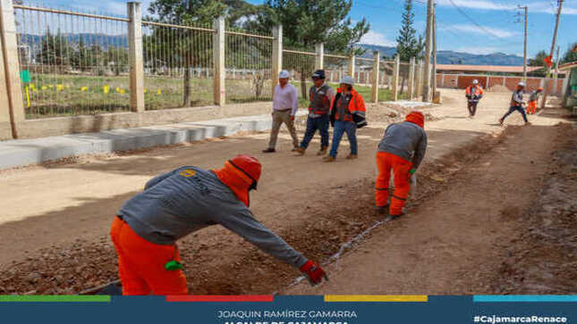 🏗️ Bajo el liderazgo del alcalde Joaquin Ramírez,la Municipalidad Provincial de Cajamarca continúa con los trabajos de pavimentación de la Avenida Universitaria, también conocida como "Carretera los Patos". Hasta la fecha, se ha logrado un avance del 70% en el proyecto, obra que permitirá el descongestionamiento en una de las vías más  transitadas de la ciudad.
💪¡Con Joaquin Ramírez, Cajamarca Renace!