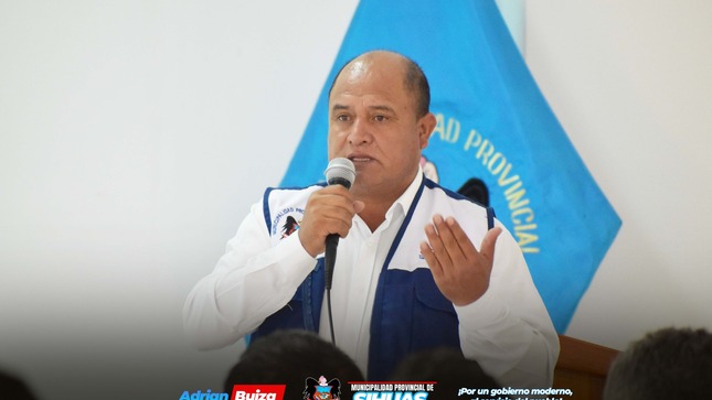 💠𝗥𝗘𝗨𝗡𝗜𝗢́𝗡 𝗗𝗘𝗟 𝗖𝗢𝗠𝗜𝗧𝗘́ 𝗣𝗥𝗢𝗩𝗜𝗡𝗖𝗜𝗔𝗟 𝗗𝗘 𝗦𝗘𝗚𝗨𝗥𝗜𝗗𝗔𝗗 𝗖𝗜𝗨𝗗𝗔𝗗𝗔𝗡𝗔 (𝗖𝗢𝗣𝗥𝗢𝗦𝗘𝗖) 𝗘𝗡 𝗟𝗔 𝗣𝗥𝗢𝗩𝗜𝗡𝗖𝗜𝗔 𝗗𝗘 𝗦𝗜𝗛𝗨𝗔𝗦
En una fructífera reunión del Comité Provincial de Seguridad Ciudadana (Coprosec), presidida por el alcalde provincial de Sihuas, Mag. Demetrio Buiza Picón, se abordaron temas clave para mejorar la seguridad en nuestra provincia. En esta importante sesión también estuvieron presentes autoridades locales, como la Subprefecta Provincial, los alcaldes distritales, jefes de sectores y representantes de la sociedad civil, quienes se comprometieron a trabajar de manera articulada para enfrentar los retos de la inseguridad ciudadana.
El evento inició con un informe detallado del Comisario de la Comisaría Sectorial de Sihuas, quien presentó los avances y acciones realizadas en el ámbito de seguridad ciudadana, destacando la labor constante de la Policía Nacional del Perú (PNP) en nuestra provincia. Además, se discutieron otros puntos relevantes de la agenda, tales como:
📌Informe de la Policía Nacional del Perú sobre el fortalecimiento de las acciones en seguridad ciudadana.
📌Informe de la Policía de Carreteras en materia de seguridad vial y prevención.
📌Informe de la Fiscalía Penal de Sihuas sobre casos relevantes y su impacto en la seguridad.
Uno de los puntos más importantes tratados fue la necesidad de un trabajo articulado entre las autoridades locales, la PNP y la sociedad civil para hacer frente a los recientes hechos de inseguridad que han afectado a la provincia. En este contexto, el alcalde provincial, Mag. Demetrio Buiza Picón, solicitó a la XII Macro Región Policial Áncash el aumento de efectivos policiales para fortalecer la seguridad en Sihuas, una solicitud respaldada por las autoridades presentes.
Sin embargo, la Subprefecta Provincial informó que, en la reciente reunión del Comité Regional de Seguridad Ciudadana de Áncash, se destacó la eficiencia de la Comisaría Sectorial de Sihuas, lo cual ha sido reconocido a nivel regional. No obstante, a pesar de estos avances, los recientes hechos de inseguridad que han afectado a la provincia evidencian la necesidad urgente de reforzar las acciones y la presencia policial para garantizar la tranquilidad de los ciudadanos.
Por su parte, el representante de las Rondas Campesinas manifestó su disposición para trabajar de manera articulada con las autoridades, sumándose a las acciones de seguridad de la provincia. En esta misma línea, el alcalde Buiza Picón destacó la futura implementación de cámaras de vigilancia en puntos estratégicos de la provincia, como parte de un Plan de Acción para el periodo 2024-2027.
La Fiscalía Penal de Sihuas también instó a la PNP a fortalecer su compromiso, sugiriendo medidas adicionales como la acreditación de personas que ingresen a la provincia y el refuerzo de seguridad en las juntas de barrios.
Finalmente, tras una mesa de diálogo constructiva, se firmó un memorial donde se plasmó la solicitud formal para el aumento de efectivos policiales, lo que fue considerado un paso importante para garantizar la seguridad y el bienestar de todos los ciudadanos de la provincia de Sihuas.
La reunión culminó con el compromiso de seguir trabajando juntos para hacer de Sihuas un lugar más seguro para todos.
