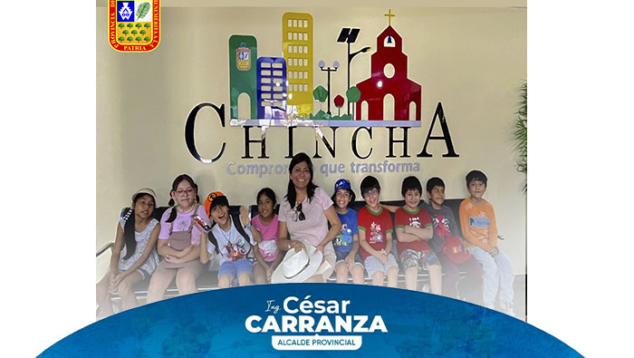 La Municipalidad Provincial de Chincha abrió sus puertas para una fructifera visita guiada, brindando a los niños una experiencia única como finalización de sus vacaciones útiles.
Exploraron las distintas funciones desempeñadas por nuestro personal y las diferentes áreas administrativas. Además, tuvieron la oportunidad de hacer una visita a la oficina de nuestro alcalde y explorar la sala de reuniones donde imaginaron el futuro de Chincha.
Fue un encuentro motivador en el que los pequeños recogieron saberes muy importantes sobre la administración de su ciudad.