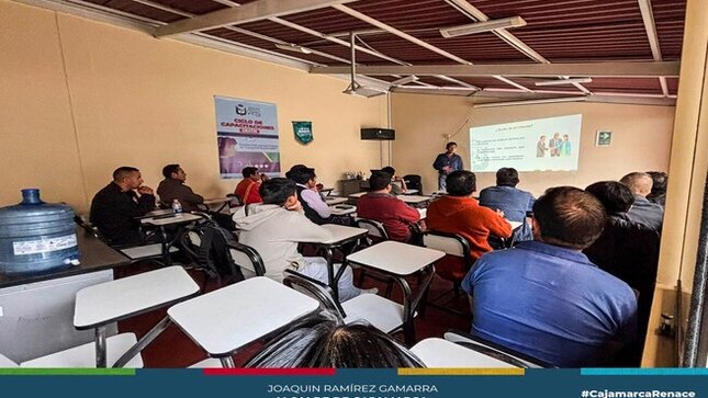 La Gerencia de Transporte y Seguridad Vial de la Municipalidad de Cajamarca continúa realizando charlas de capacitación a transportistas que brindan servicio de transporte de pasajeros con el propósito de reducir el índice de accidentes de tránsito ⚠️ y brindar mayor seguridad al usuario 🛡️.
La charla de capacitación “Conduciendo por una cultura de transporte responsable” 🏁, dirigida en esta oportunidad a conductores de la empresa Multiservis, tiene como fin que pongan en práctica una conducción segura 🚦, ya que se requiere de la formación adecuada de los transportistas en materia de seguridad vial 🚗💨 y del apoyo por parte de sus empresas para fomentar comportamientos más seguros al volante y a la vez mejorar la calidad de servicio en el transporte de pasajeros. 🚌✨