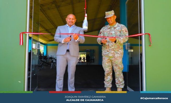 Esta mañana, el alcalde de Cajamarca, Joaquin Ramírez, inauguró un moderno gimnasio en las instalaciones del Batallón de Infantería Motorizado BIM Zepita N° 7. 🎖️🏛️ Este espacio está diseñado para promover el bienestar físico y el desarrollo personal de los soldados, fomentando la salud y las buenas prácticas deportivas. 💪🏃♂️
Durante la ceremonia, el alcalde Ramírez recibió honores por parte del teniente coronel EP, Christian Paul Cabellos Díaz, comandante del BIM Zepita N° 7. 👏🇵🇪 En su discurso, el comandante Cabellos Díaz agradeció este importante aporte y resaltó el impacto positivo de contar con instalaciones que fortalecen la salud y la formación integral de los efectivos militares.
Este gimnasio es un paso clave en la promoción de la actividad física y hábitos saludables dentro de la institución militar, reafirmando el compromiso del alcalde Joaquin Ramírez con el bienestar y la fuerza de la comunidad. 🌟🤝