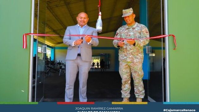 Esta mañana, el alcalde de Cajamarca, Joaquin Ramírez, inauguró un moderno gimnasio en las instalaciones del Batallón de Infantería Motorizado BIM Zepita N° 7. 🎖️🏛️ Este espacio está diseñado para promover el bienestar físico y el desarrollo personal de los soldados, fomentando la salud y las buenas prácticas deportivas. 💪🏃‍♂️
Durante la ceremonia, el alcalde Ramírez recibió honores por parte del teniente coronel EP, Christian Paul Cabellos Díaz, comandante del BIM Zepita N° 7. 👏🇵🇪 En su discurso, el comandante Cabellos Díaz agradeció este importante aporte y resaltó el impacto positivo de contar con instalaciones que fortalecen la salud y la formación integral de los efectivos militares.
Este gimnasio es un paso clave en la promoción de la actividad física y hábitos saludables dentro de la institución militar, reafirmando el compromiso del alcalde Joaquin Ramírez con el bienestar y la fuerza de la comunidad. 🌟🤝