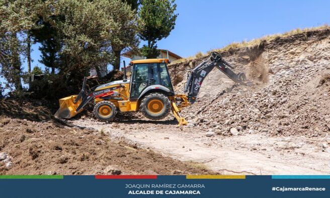 La Municipalidad Provincial de Cajamarca, liderada por el alcalde Joaquin RamΓrez, ha iniciado importantes trabajos de mantenimiento en la trocha carrozable del Centro Poblado, La Ramada, beneficiando a mΓ‘s de 1,300 familias. Esta intervenciΓ³n, que ya abarca 9 kilΓ³metros, mejorarΓ‘ la conectividad y el acceso a varios caserΓos, impulsando la economΓa local al facilitar el trΓ‘nsito de productos y servicios.
El teniente alcalde, Silverio Yopla Soto, agradeciΓ³ al alcalde RamΓrez por el apoyo brindado, destacando que las mejoras en las vΓas son fundamentales para las actividades diarias de los pobladores.
πͺ Β‘Con Joaquin RamΓrez Cajamarca Renace!