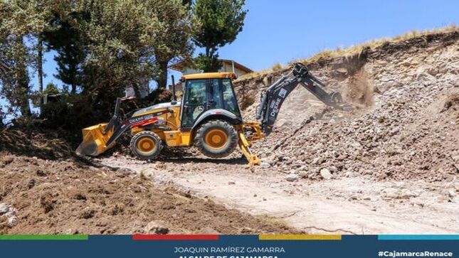 La Municipalidad Provincial de Cajamarca, liderada por el alcalde Joaquin Ramírez, ha iniciado importantes trabajos de mantenimiento en la trocha carrozable del Centro Poblado, La Ramada, beneficiando a más de 1,300 familias. Esta intervención, que ya abarca 9 kilómetros, mejorará la conectividad y el acceso a varios caseríos, impulsando la economía local al facilitar el tránsito de productos y servicios.
El teniente alcalde, Silverio Yopla Soto, agradeció al alcalde Ramírez por el apoyo brindado, destacando que las mejoras en las vías son fundamentales para las actividades diarias de los pobladores.
💪 ¡Con Joaquin Ramírez Cajamarca Renace!