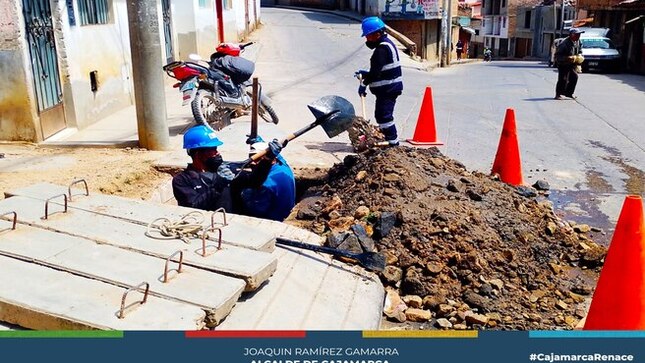 ✅La Gerencia de Desarrollo Ambiental de la Municipalidad Provincial de Cajamarca, junto al alcalde vecinal del sector 6 de Chontapaccha, Felipe Valdez Briones, realizó una destacada jornada de limpieza en el canal Rosamayo, ubicado en la cuadra 7 del Jr. 13 de Julio.
✅Durante la actividad, el comando de limpieza municipal, en unión con los vecinos, trabajó arduamente en la remoción de desechos y maleza que obstruían el canal. Esta acción mejorará el flujo de agua, disminuyendo el riesgo de inundaciones y garantizando una mejor gestión ambiental.
✔Estas actividades reflejan el compromiso firme de la municipalidad con el cuidado de nuestras áreas públicas y el bienestar de todos los cajamarquinos 🌱💦