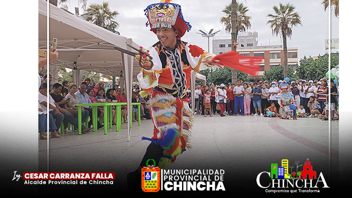 Con un colorido ambiente, música y danzas; se celebró el  ¡Día del Emoliente! 🇵🇪 en nuestra provincia.
👉🏼 Durante la celebración, el alcalde César Carranza Falla, felicitó a cada uno de los emolienteros por su día y destacó la labor que vienen desarrollando en horas de la madrugada y altas horas de la noche de manera limpia y ordenada.
Las personas que se congregaron en la Plaza de armas, disfrutaron gratuitamente de los emolientes, macas y bebidas tradicionales.