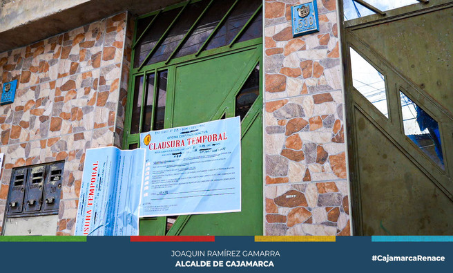 📍 La Municipalidad Provincial de Cajamarca realizó un operativo inopinado en la cuadra cinco del Jr. Contamana, en el que participaron la Subgerencia de Comercialización y Licencias, junto con el área de Bromatología y Fiscalización. Durante la inspección, se encontraron graves infracciones a las normas de sanidad, incluyendo la presencia de cucarachas, carne en mal estado y establecimientos que operaban sin licencia. Como resultado, se procedió a la clausura inmediata de seis locales que no cumplían con los estándares sanitarios.
🔍 El coordinador del área de Bromatología, Giancarlo Gamio Reyna instó a los comerciantes a ser conscientes de que la carne vendida es para consumo humano, por lo que debe cumplir con todas las normativas de seguridad y sanidad. “La salud de nuestros consumidores es primordial; los vendedores deben asegurarse de que los productos que ofrecen estén en condiciones óptimas”, señaló.
👏 El presidente de la cuadra cinco de Contamana, Jorge Flores Cueva, expresó su agradecimiento al alcalde Joaquín Ramírez por su compromiso con la salud de la población, demostrada a través de estos operativos de control. Además, hizo un llamado a sus vecinos para que ofrezcan un servicio de calidad, cumpliendo con las normas sanitarias establecidas.
🌟 Desde la comuna local continuaremos realizando estos operativos inopinados en diferentes puntos de la ciudad, con el objetivo de salvaguardar la salud y bienestar de todos los cajamarquinos.
💪 ¡Con Joaquin Ramírez, Cajamarca Renace!