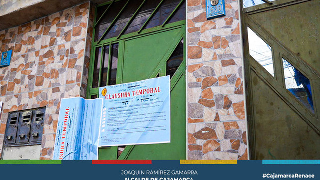 📍 La Municipalidad Provincial de Cajamarca realizó un operativo inopinado en la cuadra cinco del Jr. Contamana, en el que participaron la Subgerencia de Comercialización y Licencias, junto con el área de Bromatología y Fiscalización. Durante la inspección, se encontraron graves infracciones a las normas de sanidad, incluyendo la presencia de cucarachas, carne en mal estado y establecimientos que operaban sin licencia. Como resultado, se procedió a la clausura inmediata de seis locales que no cumplían con los estándares sanitarios.
🔍 El coordinador del área de Bromatología, Giancarlo Gamio Reyna instó a los comerciantes a ser conscientes de que la carne vendida es para consumo humano, por lo que debe cumplir con todas las normativas de seguridad y sanidad. “La salud de nuestros consumidores es primordial; los vendedores deben asegurarse de que los productos que ofrecen estén en condiciones óptimas”, señaló.
👏 El presidente de la cuadra cinco de Contamana, Jorge Flores Cueva, expresó su agradecimiento al alcalde Joaquín Ramírez por su compromiso con la salud de la población, demostrada a través de estos operativos de control. Además, hizo un llamado a sus vecinos para que ofrezcan un servicio de calidad, cumpliendo con las normas sanitarias establecidas.
🌟 Desde la comuna local continuaremos realizando estos operativos inopinados en diferentes puntos de la ciudad, con el objetivo de salvaguardar la salud y bienestar de todos los cajamarquinos. 
💪 ¡Con Joaquin Ramírez, Cajamarca Renace!