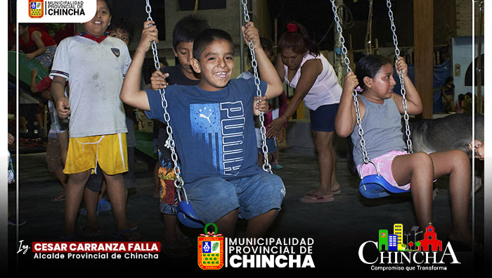 Sin primeras piedras, que usan recursos y tiempo del estado, hemos completado la construcción del Parque Virgen del Carmen, un espacio recreativo para personas de todas las edades. Ahora, tanto adultos como niños podrán disfrutar de los juegos y áreas familiares de este nuevo proyecto. El ingeniero César Carranza Falla expresó que no hay mayor motivación que escuchar la risa de los niños mientras juegan. Por ello, no solo solicita a los vecinos, sino a todos los ciudadanos, cuidar y respetar las obras que les ofrecemos para mejorar no solo el aspecto visual, sino también la calidad de vida que los habitantes de Chincha se merecen. Concluyó su discurso con un gran espectáculo infantil lleno de bromas, malabares y, por supuesto, risas.