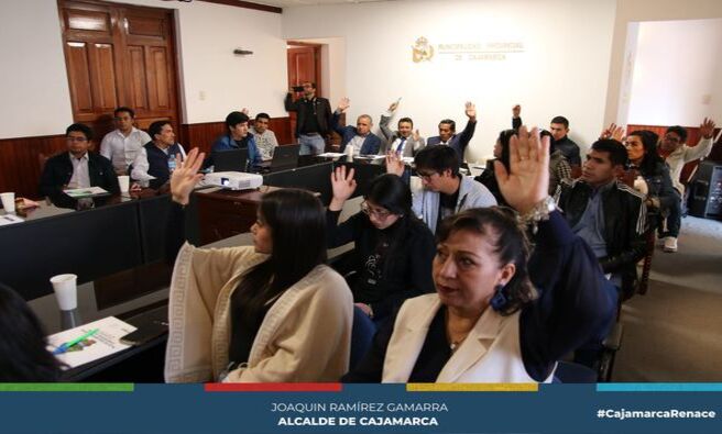 鉁匛duardo Quiroz Rojas, regidor de la municipalidad provincial de Cajamarca, nos manifest贸 que se ha presentado para su aprobaci贸n de la Fase II del Proceso de Formulaci贸n del Plan Desarrollo Local Concertado (PDLC) Cajamarca al 2034.
馃懇鈥嶐煆獷n esta oportunidad se hizo la presentaci贸n de las tendencias, riesgos y oportunidades resultados: Dimensiones sociodemogr谩fico, Servicio e infraestructura, Servicios e infraestructura y Gobernanza. Tendencia, riesgos y oportunidades: Dimensiones ambiental, econ贸mico y gesti贸n de riesgo de desastres. Presentaci贸n de aspiraciones sobre variables priorizadas al 2030 y 2040.
鈽慙uego se pidi贸 la votaci贸n de todos los miembros participantes quienes por unanimidad dieron su aprobaci贸n de la Fase II: Futuro Deseado - Plan de Desarrollo Local Concertado Cajamarca al 2034, firmando el acta correspondiente.
馃挍隆Con Joaquin Ram铆rez, Cajamarca renace!