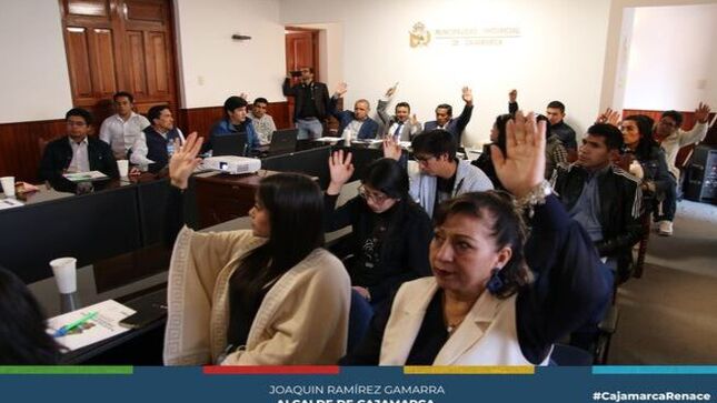 ✅Eduardo Quiroz Rojas, regidor de la municipalidad provincial de Cajamarca, nos manifestó que se ha presentado para su aprobación de la Fase II del Proceso de Formulación del Plan Desarrollo Local Concertado (PDLC) Cajamarca al 2034.
👩‍🏫En esta oportunidad se hizo la presentación de las tendencias, riesgos y oportunidades resultados: Dimensiones sociodemográfico, Servicio e infraestructura, Servicios e infraestructura y Gobernanza. Tendencia, riesgos y oportunidades: Dimensiones ambiental, económico y gestión de riesgo de desastres. Presentación de aspiraciones sobre variables priorizadas al 2030 y 2040.
☑Luego se pidió la votación de todos los miembros participantes quienes por unanimidad dieron su aprobación de la Fase II: Futuro Deseado - Plan de Desarrollo Local Concertado Cajamarca al 2034, firmando el acta correspondiente.
💛¡Con Joaquin Ramírez, Cajamarca renace!