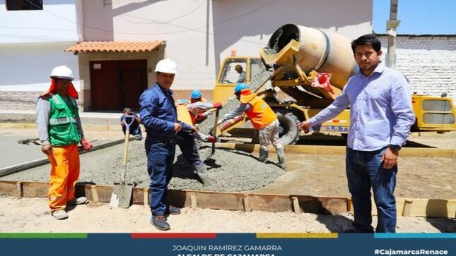 Esta mañana, arrancó el vaciado de concreto en el Jr. Tayabamba, marcando un avance significativo del 30 % en el proyecto de pavimentación rígida. Más de 3,000 m² de pavimento mejorarán la transitabilidad y calidad de vida de más de 100 familias que han esperado años por esta mejora.
El trabajo incluye veredas al 90 % de avance, cunetas, badenes, mejor señalización y una berma central renovada con jardines y árboles ornamentales.🏗 La obra, liderada por Joaquín Ramírez, transformará la zona, y se prevé su inauguración para enero. ¡Un Jr. Tayabamba moderno y seguro está en camino!