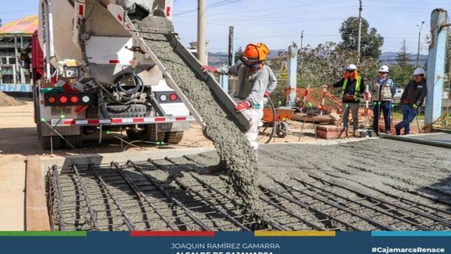 👷En el marco de los trabajos de pavimentación del Jr. Los Patos, se ha realizado el vaciado de concreto en la losa del puente y el encofrado de las veredas. El ingeniero Rafael Cáceres, supervisor de la obra, informó que el proyecto presenta un avance del 70% y se espera cumplir con los plazos establecidos para su entrega.
🏛De esta manera, la Municipalidad de Cajamarca continúa trabajando en beneficio de la comunidad cajamarquina.
💛¡Con Joaquin Ramírez, Cajamarca renace!