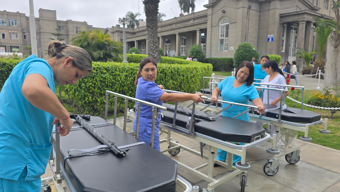 En beneficio del paciente: Hospital Loayza recibe camillas y sillas de ruedas