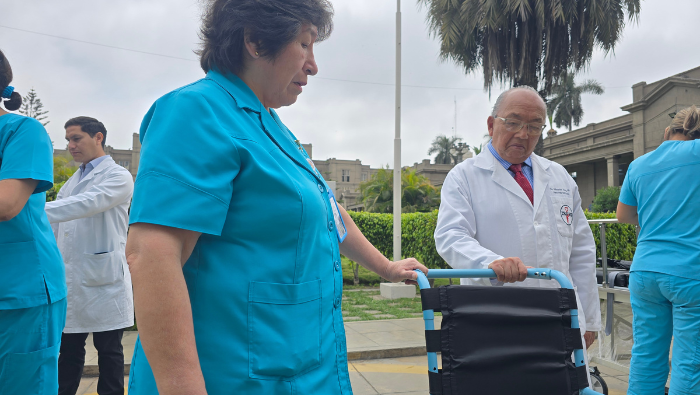En beneficio del paciente: Hospital Loayza recibe camillas y sillas de ruedas