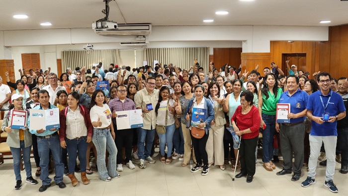 Alcalde entregó títulos de propiedad a diversos sectores
