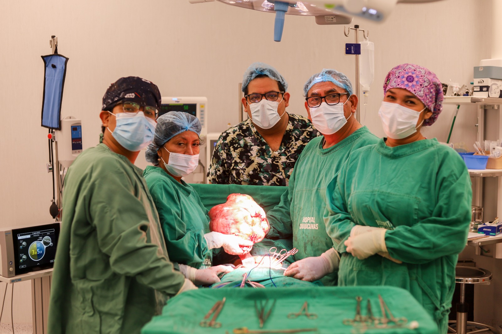 Cirujanos del hospital de Chulucanas extraen con éxito un tumor de 5 kilos del útero de una paciente
