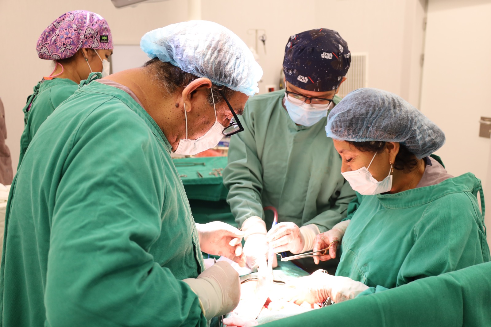 Cirujanos del hospital de Chulucanas extraen con éxito un tumor de 5 kilos del útero de una paciente