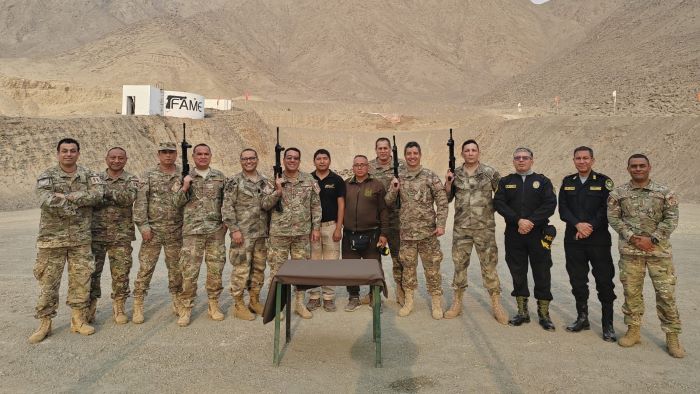 Visita de oficiales de la Escuela Superior de Guerra Aerea de la FAP