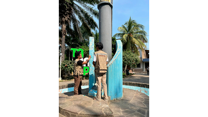 Jornada de lijado y pintado del monolito en la plazuela "Cabo Alberto Leveau", Barrio Suchiche - Tarapoto.