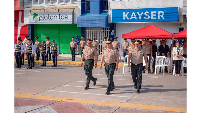 Ceremonia de Izamiento de nuestro Pabell贸n Nacional en la Plaza Mayor de Tarapoto.