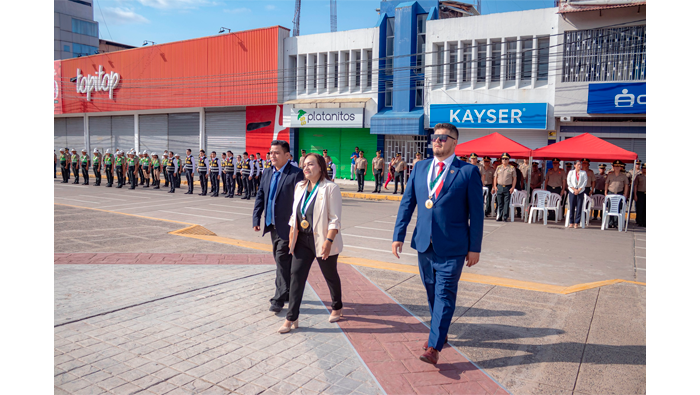Ceremonia de Izamiento de nuestro Pabell贸n Nacional en la Plaza Mayor de Tarapoto.