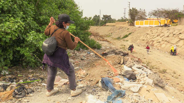 Personal recogiendo la basura