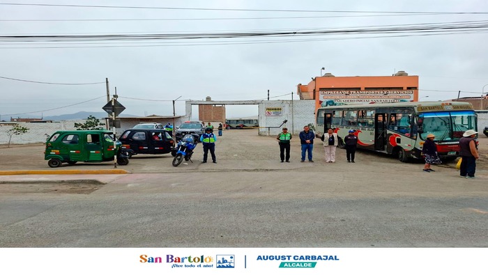 Para garantizar el orden durante el APEC, la Policía Nacional del Perú, la Municipalidad de San Bartolo y la Subprefecta Leticia Guevara realizan un operativo de seguridad para prevenir infracciones.