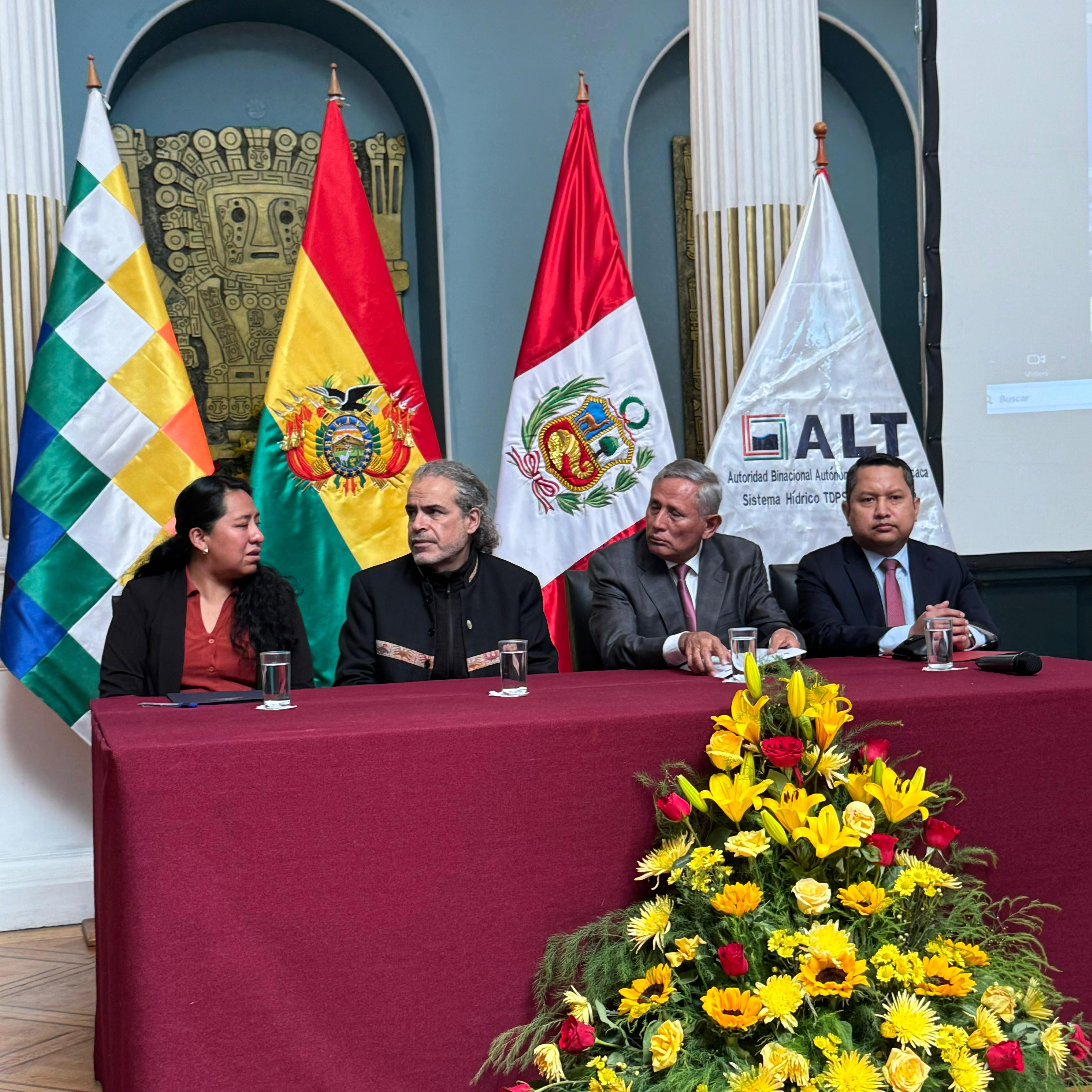 Autoridades que presidieron la presentación